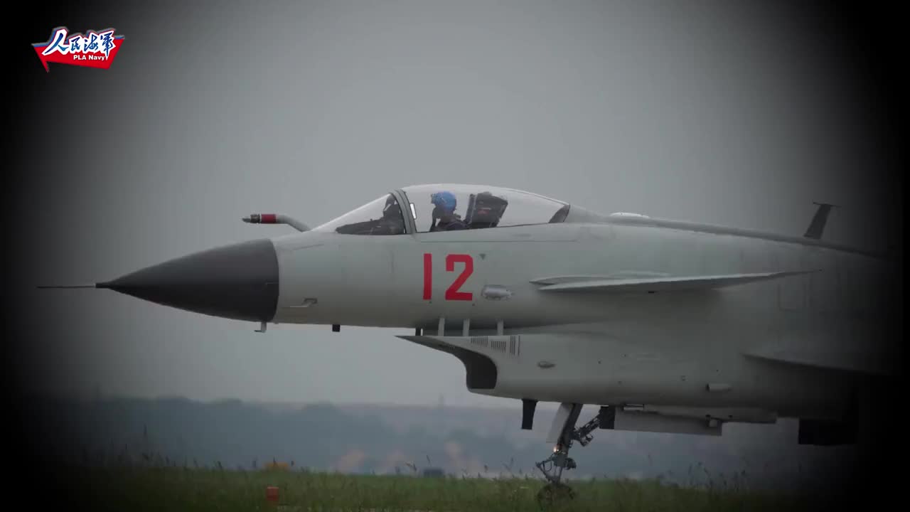 恭喜！一批新飞行员完成海上超低空“单飞”