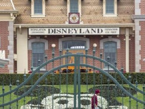 疫情重创业务，迪士尼将在美国境内主题乐园裁员2.8万人