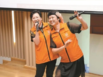 不必忧伤 姿态昂扬  郭丽英带领深圳市凤凰涅槃艺术团以行动鼓舞人心