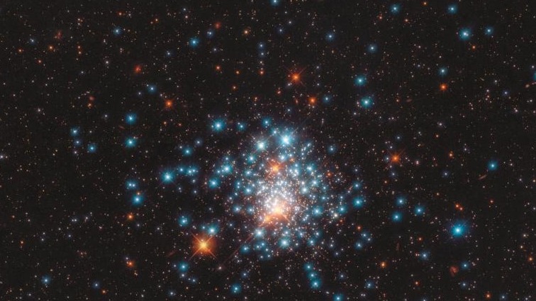 NASA发布银河系附近“球形”星团照片 五彩恒星紧密排列