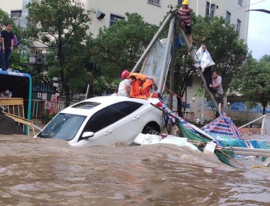 13日宝安区暴雨内涝 20名公交被困乘客已安全转移