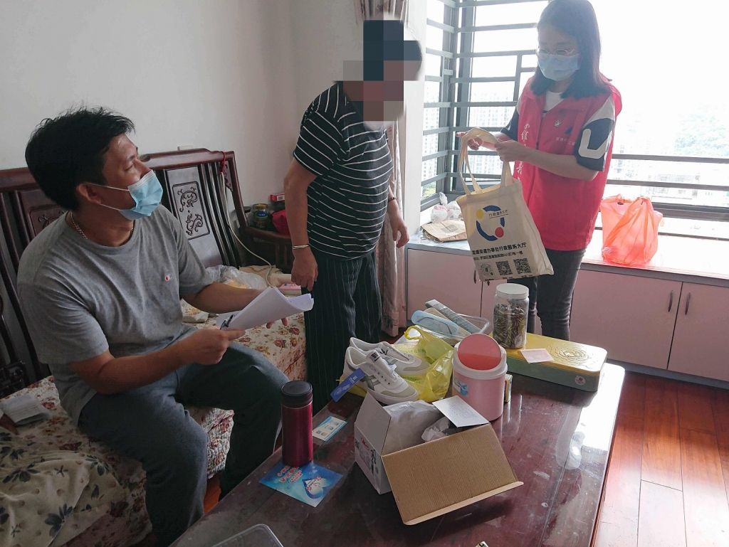 鹏兴社区开展慰问低保家庭工作  