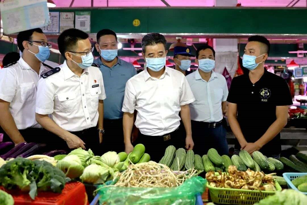 深汕合作区党工委副书记、管委会主任黄伟平带队检查节前食品安全工作