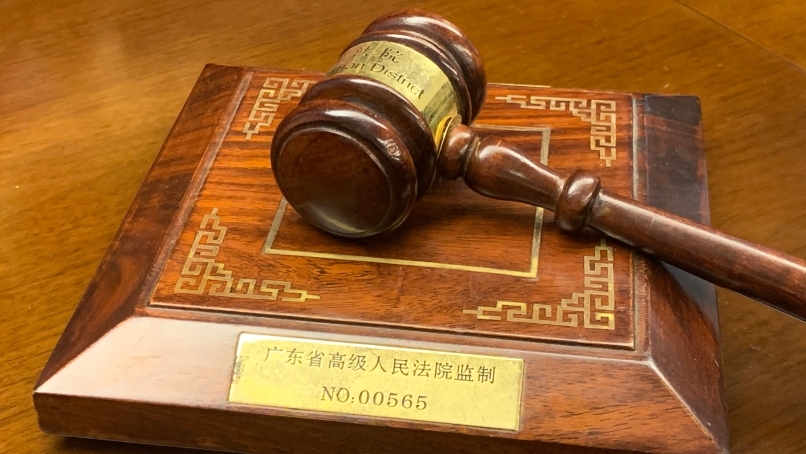在温泉池给孩子示范跳水身亡，酒店要赔偿吗？法院这样判...
