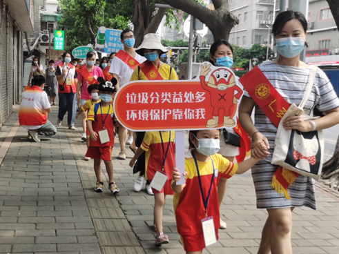 广州这条街，街坊为垃圾分类大巡游