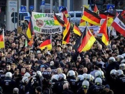 1.2万名难民无去处，德国上万人游行敦促欧盟接收更多难民