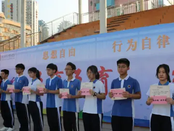 深圳第二实验开学第一课：以榜样的力量激励同学奋发向上  