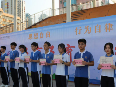 深圳第二实验开学第一课：以榜样的力量激励同学奋发向上  