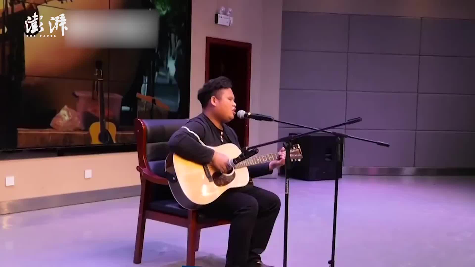 为圆音乐梦，老师帮半盲学生办演唱会
