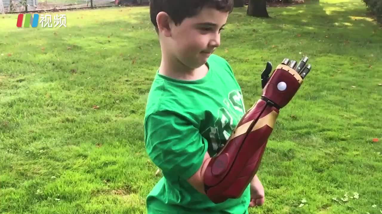 梦想照进现实 美国八岁男孩装钢铁侠义肢