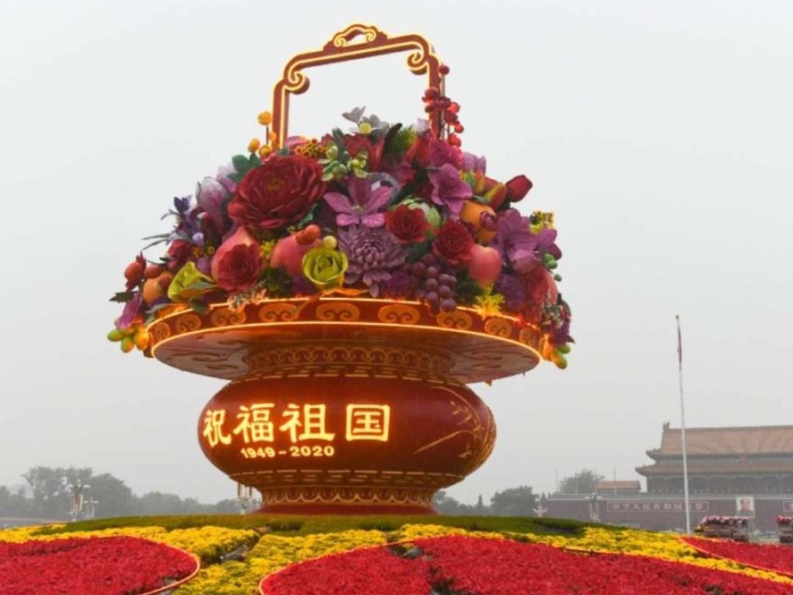 天安门广场“大花篮”，雨中初亮相