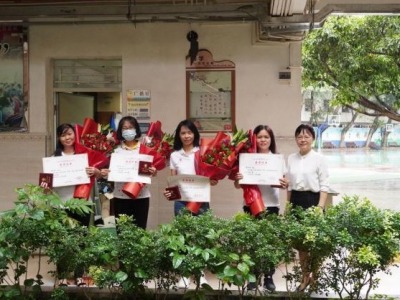 四位教龄满30年的教师获赠园丁奖章，景贝小学教师节庆祝简朴而温馨