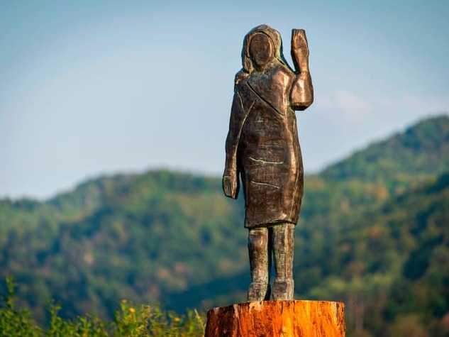 美国第一夫人铜像在家乡揭幕，“梅兰妮”引发旅游热 