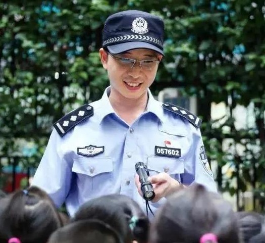 政法群英榜丨罗明星：徒手拖出着火煤气罐，自己却多处烧伤