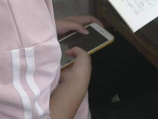 “高中生玩手机被退学”最新结果：还是被退学，但保留学籍