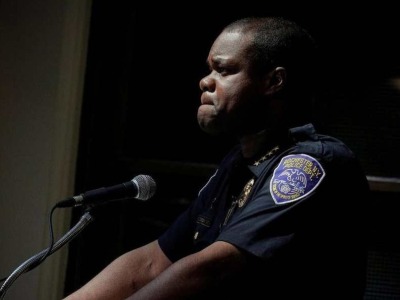 美非裔男子遭警方戴头罩压地窒息死亡 涉事警长辞职