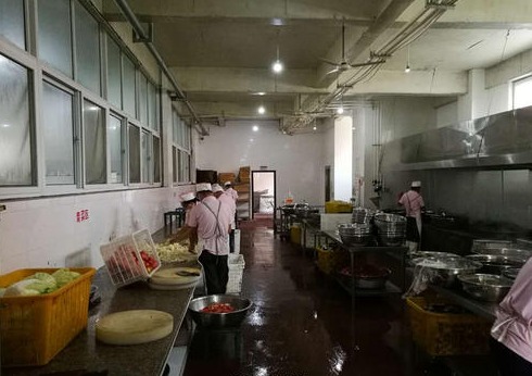 云南威信通报中学食堂食物变质调查结果：县教体局局长辞职 