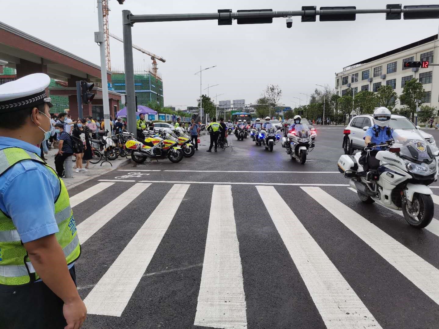 新湖街道深入开展交通综合整治行动