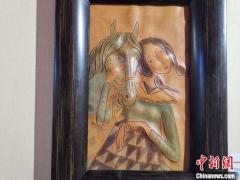 牛皮上的彩色雕刻画