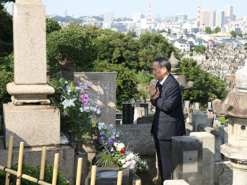 菅义伟就任日本首相后首次给恩师扫墓，称将努力回应各方期待