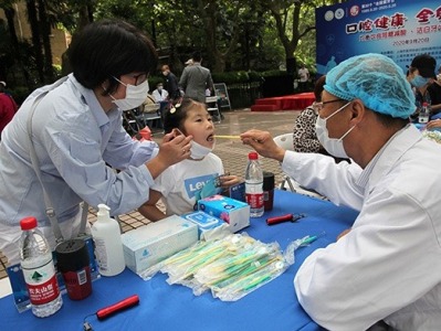 爱护牙齿 | 上海六成成年人每天刷牙两次以上，3-5岁儿童龋齿患病率高