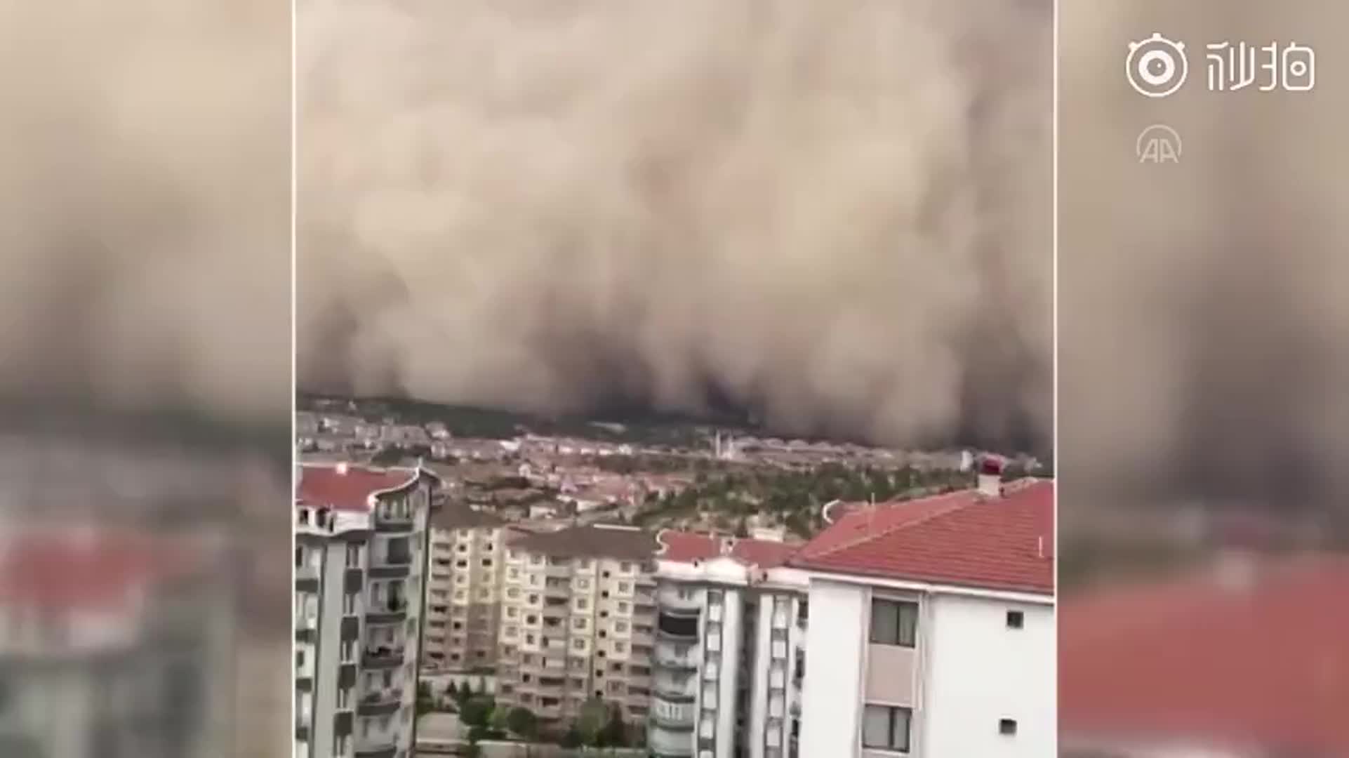 土耳其首都遭强沙尘暴袭击！场景堪比“世界末日”