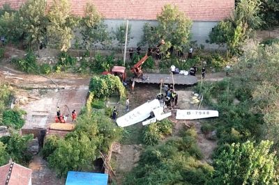 山东滨州一架小型飞机训练时坠落 致3人受伤