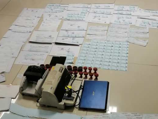 5旬女票贩藏身平房区，北京铁警当场缴获假火车票近400张
