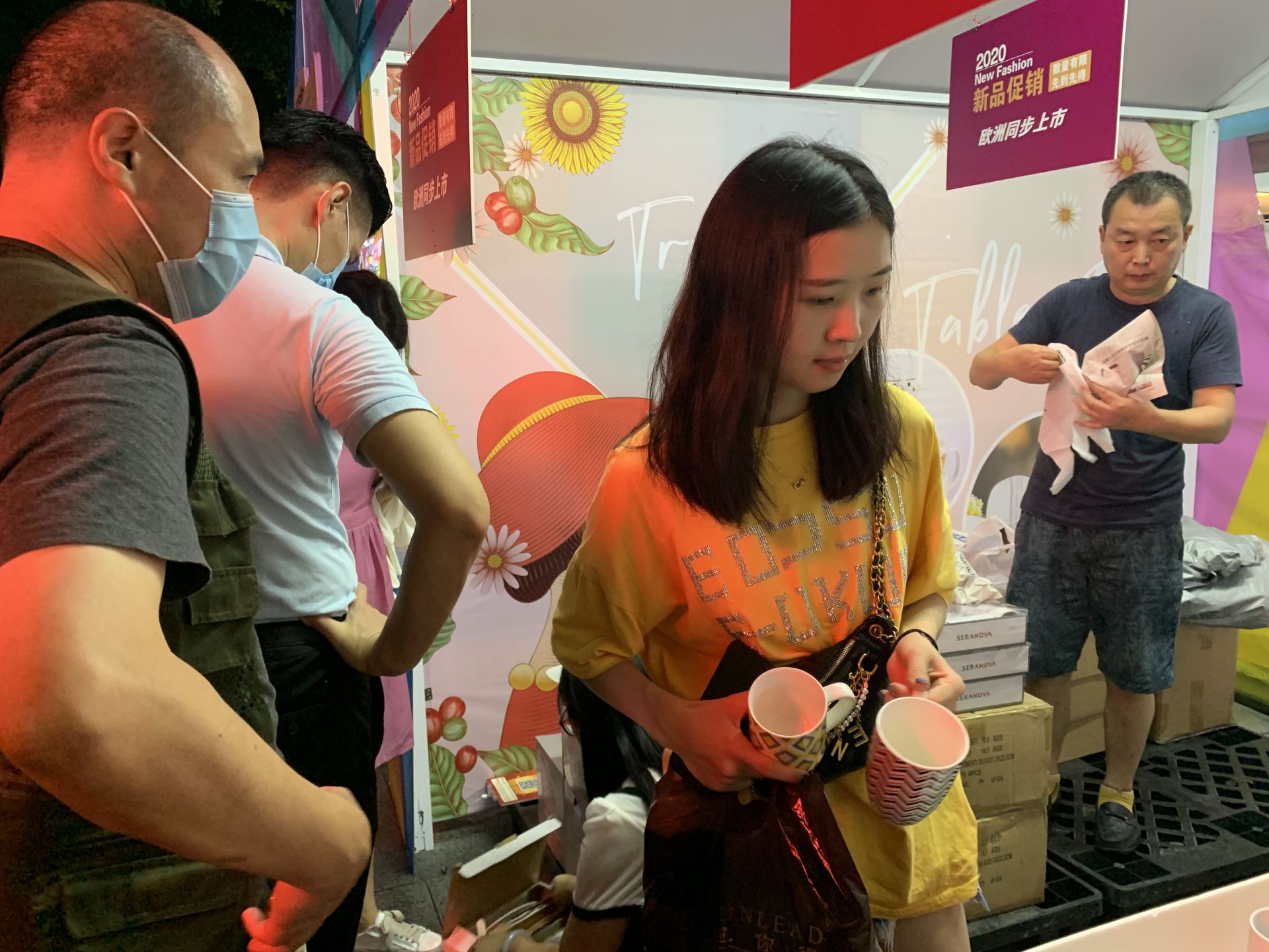 足不出户也能买到外贸优品！东门步行街这场展销会聚集线下百余家企业