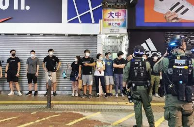 香港太子站“假鬼祭”警方拘14人，邓炳强：国安法威慑力强！