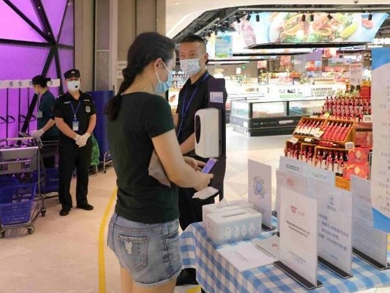 “全副武装”力保防疫安全 盒马水贝店开门迎客