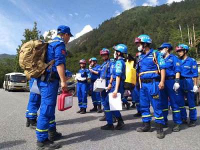 深圳蓝天救援队：在险峻山岭中放飞“蓝色的梦”