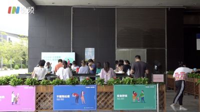 深圳图书馆新设室外用餐区 读者：以前都是坐在台阶上吃