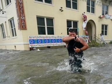 飓风“莎莉”登陆美国阿拉巴马州 引发洪水淹没街道 