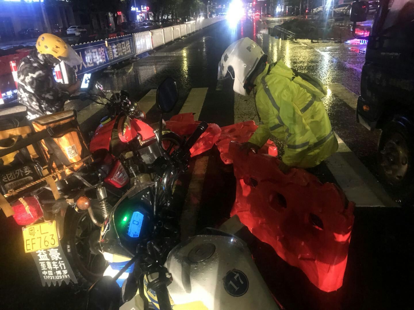 暖心！外卖小哥雨中送餐摔倒 ，惠州市惠阳特巡队员及时救助