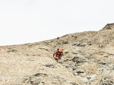 武汉一男子独登昆仑山被困半山腰，格尔木消防成功救援