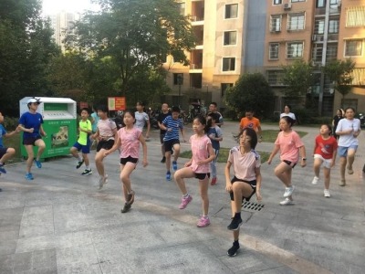 中国好邻居！杭州阿姨整个暑假天天带小区孩子跑步晨练