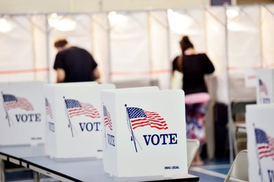 美国大选提前投票在四个州启动，有投票站排队数小时