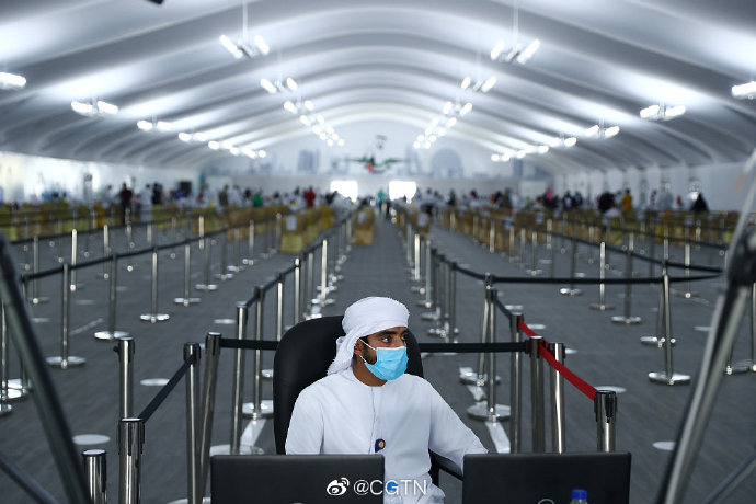 阿联酋卫生部长接种中国研发新冠疫苗