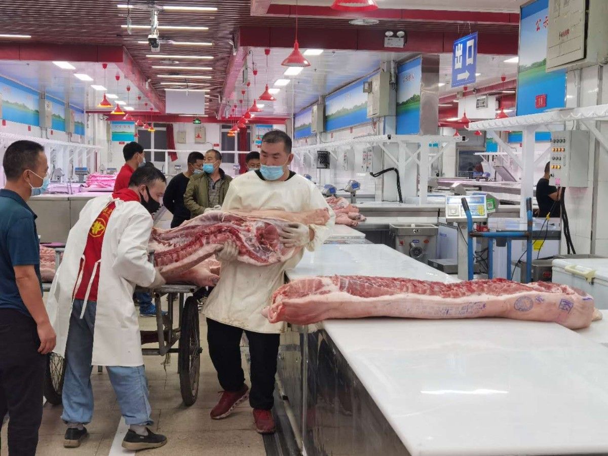 北京新发地猪肉批发大厅重开 禁止进口肉类冻品销售