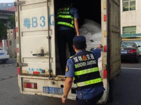 无证司机竟满载一车危化品在深圳街头“裸奔”！