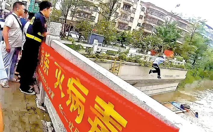 这一跳救起一条生命！新桥派出所吴炳鑫跳河营救落水女子  