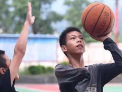 梦想就是用来实现的！14岁独臂篮球少年将与欧文和杜兰特约球