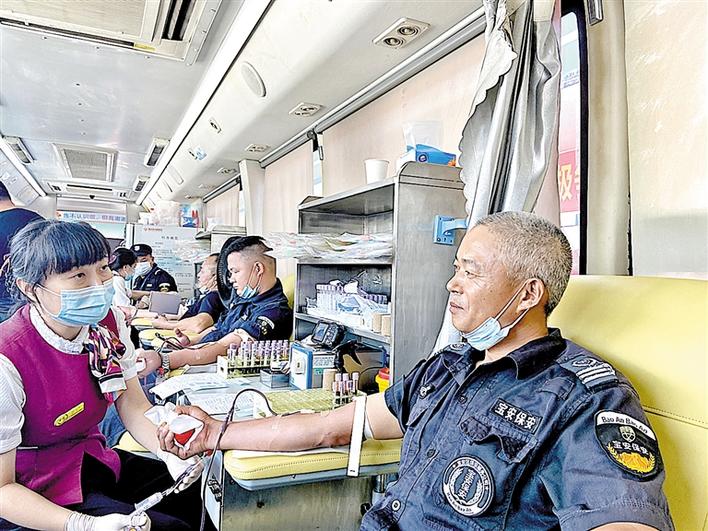 深圳市宝安区保安服务公司沙井片区党支部组织员工和爱心人士无偿献血