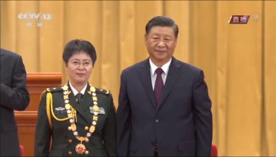 视频丨习近平向陈薇颁授国家荣誉称号奖章