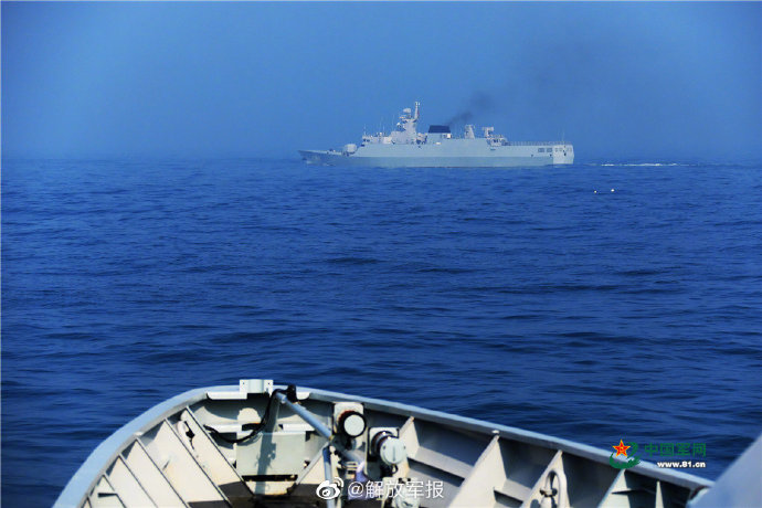 硬核！海军某护卫舰支队海空联合训练场面壮观