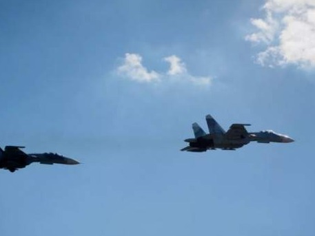 俄战机在波罗的海拦截美国轰炸机