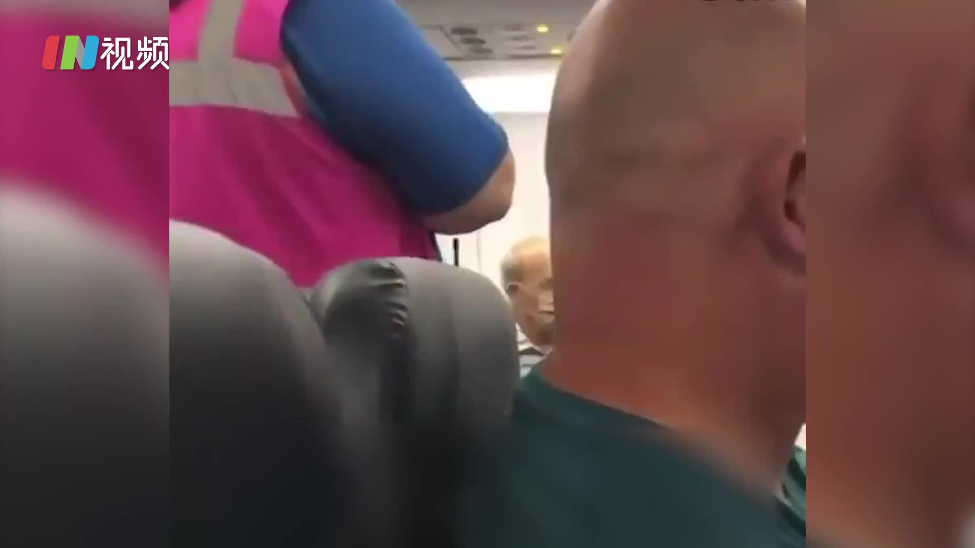 美国老人要求空姐戴口罩，反被赶下飞机