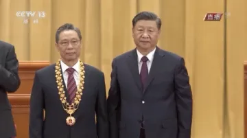 现场视频丨习近平向钟南山颁授“共和国勋章”