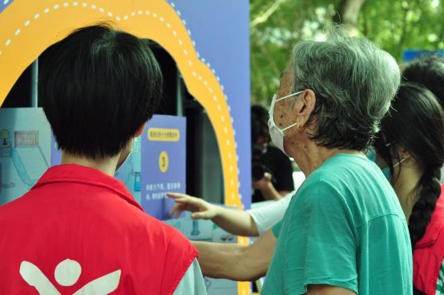 健脑主题公园体验展落地荔芳社区，关爱老人预防大脑退化